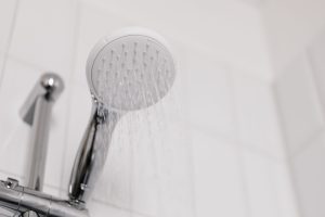 Chuveiro queimando: causas mais comuns e como evitar novas falhas