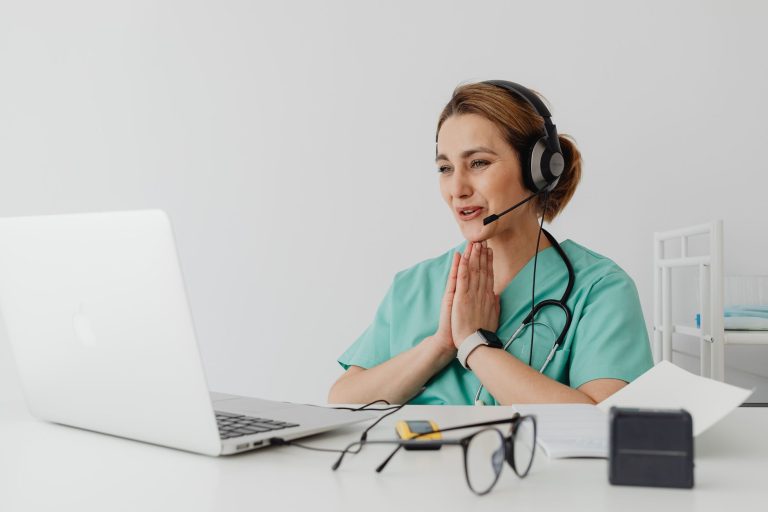 Consulta médica online é confiável? Veja como escolher um atendimento seguro